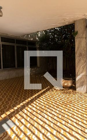 Casa à venda com 240m², 4 quartos e 2 vagas Casa à venda com 240m², 4 quartos e 2 vagasgaragem