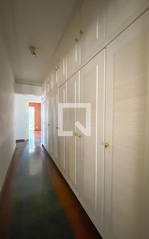 Apartamento para alugar com 400m², 3 quartos e 5 vagas Apartamento para alugar com 400m², 3 quartos e 5 vagasCorredor com Armários