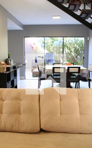 Casa à venda com 261m², 4 quartos e 2 vagasSala