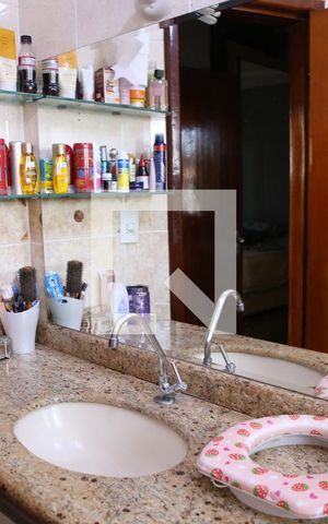 Casa à venda com 261m², 4 quartos e 2 vagasBanheiro do Quarto 1