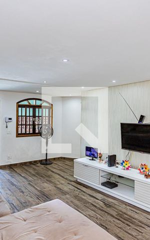 Casa à venda com 230m², 4 quartos e 2 vagas Casa à venda com 230m², 4 quartos e 2 vagasSala