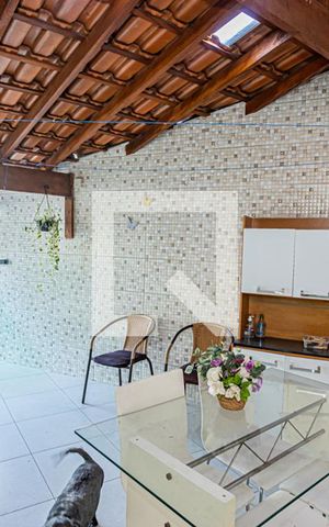 Casa à venda com 230m², 4 quartos e 2 vagas Casa à venda com 230m², 4 quartos e 2 vagasÁrea de serviço e quintal - edícula