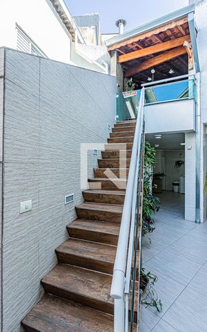 Casa à venda com 230m², 4 quartos e 2 vagas Casa à venda com 230m², 4 quartos e 2 vagasEscada