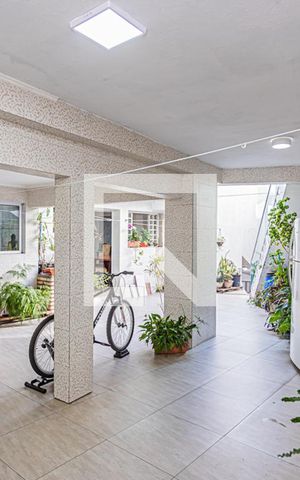 Casa à venda com 230m², 4 quartos e 2 vagas Casa à venda com 230m², 4 quartos e 2 vagasÁrea de serviço e quintal com churrasqueira