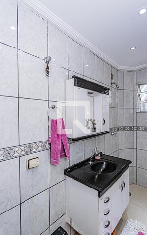 Casa à venda com 230m², 4 quartos e 2 vagas Casa à venda com 230m², 4 quartos e 2 vagasBanheiro