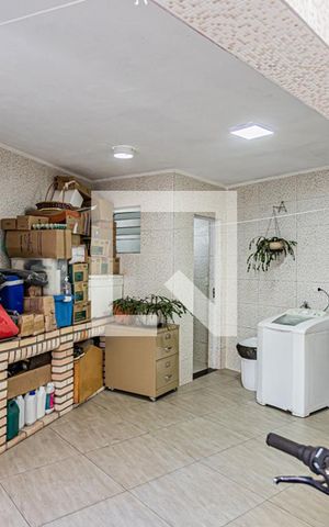 Casa à venda com 230m², 4 quartos e 2 vagas Casa à venda com 230m², 4 quartos e 2 vagasÁrea de serviço e quintal com churrasqueira