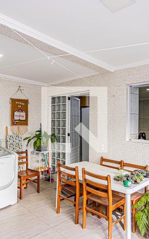 Casa à venda com 230m², 4 quartos e 2 vagas Casa à venda com 230m², 4 quartos e 2 vagasÁrea de serviço e quintal com churrasqueira