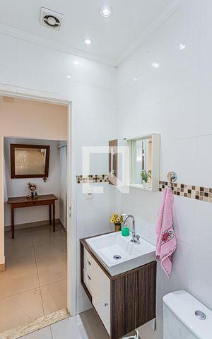 Casa à venda com 230m², 4 quartos e 2 vagas Casa à venda com 230m², 4 quartos e 2 vagasBanheiro - edícula
