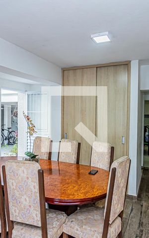 Casa à venda com 230m², 4 quartos e 2 vagas Casa à venda com 230m², 4 quartos e 2 vagasCopa