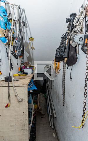 Casa à venda com 230m², 4 quartos e 2 vagas Casa à venda com 230m², 4 quartos e 2 vagasDepósito