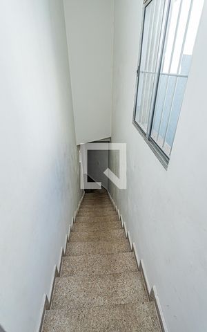 Casa à venda com 230m², 4 quartos e 2 vagas Casa à venda com 230m², 4 quartos e 2 vagasEscada
