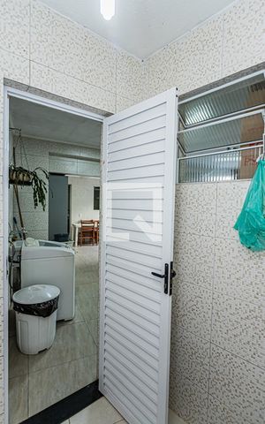 Casa à venda com 230m², 4 quartos e 2 vagas Casa à venda com 230m², 4 quartos e 2 vagasLavabo
