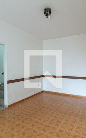 Casa para alugar com 120m², 3 quartos e 4 vagas Casa para alugar com 120m², 3 quartos e 4 vagasSala