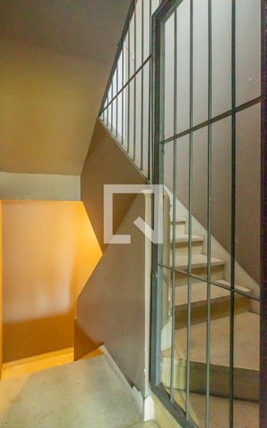 Casa à venda com 300m², 4 quartos e 1 vaga Casa à venda com 300m², 4 quartos e 1 vagaEscadas