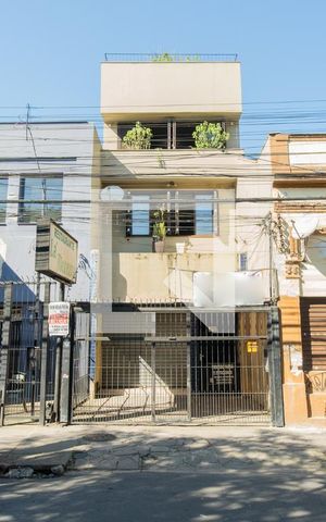 Casa à venda com 300m², 4 quartos e 1 vaga Casa à venda com 300m², 4 quartos e 1 vagaFachada