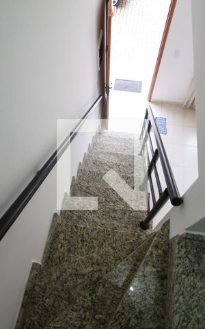 Casa de condomínio à venda com 58m², 2 quartos e 1 vaga Casa de condomínio à venda com 58m², 2 quartos e 1 vagaEscada