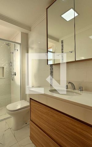 Apartamento para alugar com 100m², 2 quartos e 3 vagas Apartamento para alugar com 100m², 2 quartos e 3 vagasBanheiro da Suíte