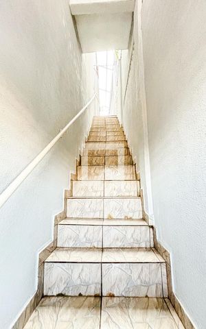 Casa à venda com 126m², 2 quartos e 1 vaga Casa à venda com 126m², 2 quartos e 1 vagaEscada