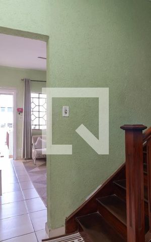 Casa à venda com 203m², 3 quartos e 2 vagasEscada