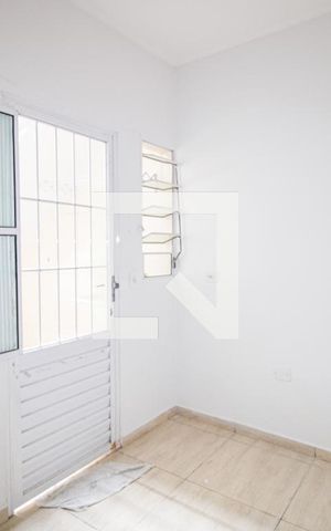Casa para alugar com 30m², 1 quarto e 1 vaga Casa para alugar com 30m², 1 quarto e 1 vagaSala