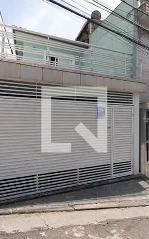 Casa à venda com 106m², 2 quartos e 2 vagas Casa à venda com 106m², 2 quartos e 2 vagasFachada