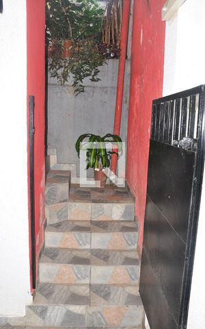 Casa à venda com 181m², 4 quartos e 2 vagasEscada Casa 02