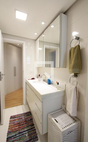 Apartamento à venda com 200m², 4 quartos e 3 vagas Apartamento à venda com 200m², 4 quartos e 3 vagasBanheiro