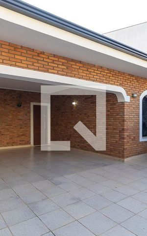 Casa à venda com 299m², 3 quartos e 3 vagas Casa à venda com 299m², 3 quartos e 3 vagasFachada interna e vagas de garagem
