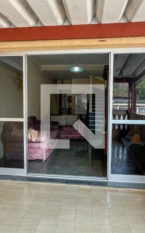 Casa à venda com 175m², 3 quartos e 2 vagas Casa à venda com 175m², 3 quartos e 2 vagasVaranda