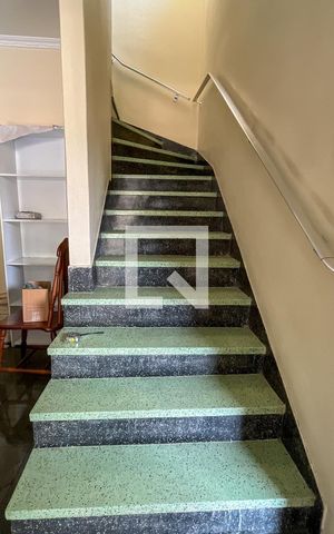 Casa à venda com 175m², 3 quartos e 2 vagas Casa à venda com 175m², 3 quartos e 2 vagasEscada