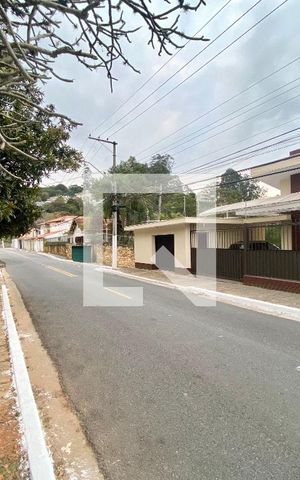 Casa à venda com 416m², 4 quartos e 4 vagas Casa à venda com 416m², 4 quartos e 4 vagasVista da Rua