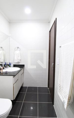 Casa à venda com 416m², 4 quartos e 4 vagasBanheiro da Suíte 2