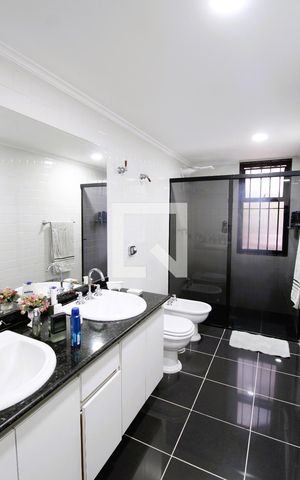 Casa à venda com 416m², 4 quartos e 4 vagasBanheiro da Suíte 1