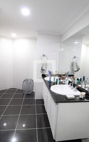 Casa à venda com 416m², 4 quartos e 4 vagasBanheiro da Suíte 1