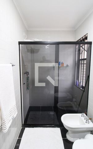 Casa à venda com 416m², 4 quartos e 4 vagasBanheiro da Suíte 2