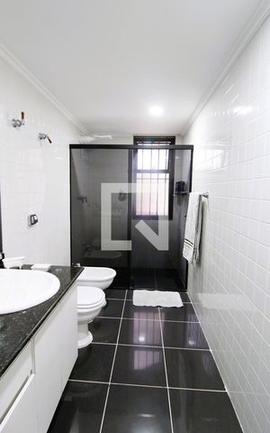 Casa à venda com 416m², 4 quartos e 4 vagasBanheiro da Suíte 1