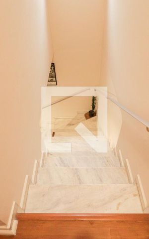 Casa à venda com 161m², 3 quartos e 2 vagasEscada