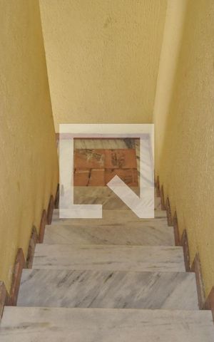 Casa à venda com 96m², 3 quartos e 2 vagasEscada