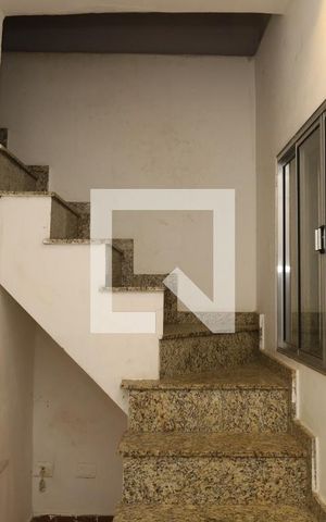 Casa para alugar com 100m², 3 quartos e 2 vagasEscada