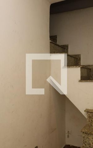 Casa para alugar com 100m², 3 quartos e 2 vagasEscada