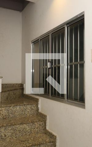 Casa para alugar com 100m², 3 quartos e 2 vagasEscada