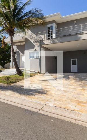Casa de condomínio à venda com 570m², 4 quartos e 6 vagas Casa de condomínio à venda com 570m², 4 quartos e 6 vagasFachada