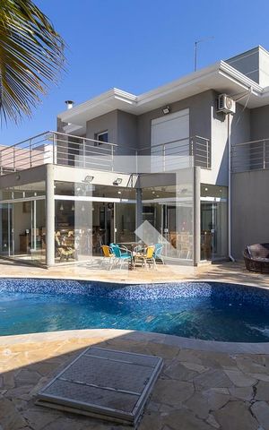 Casa de condomínio à venda com 570m², 4 quartos e 6 vagas Casa de condomínio à venda com 570m², 4 quartos e 6 vagasQuintal com piscina
