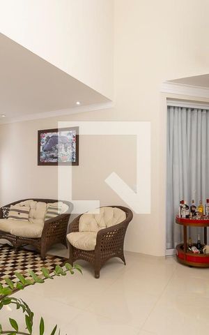 Casa de condomínio à venda com 570m², 4 quartos e 6 vagas Casa de condomínio à venda com 570m², 4 quartos e 6 vagasSala de lareira