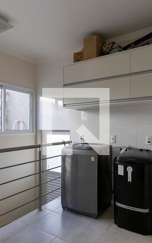 Casa de condomínio à venda com 570m², 4 quartos e 6 vagas Casa de condomínio à venda com 570m², 4 quartos e 6 vagasÁrea de serviço
