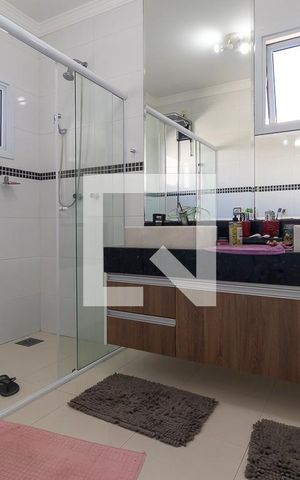 Casa de condomínio à venda com 570m², 4 quartos e 6 vagas Casa de condomínio à venda com 570m², 4 quartos e 6 vagasBanheiro da suíte 1