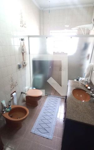 Casa para alugar com 210m², 3 quartos e 3 vagas Casa para alugar com 210m², 3 quartos e 3 vagasBanheiro 1