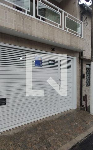 Casa à venda com 156m², 2 quartos e 2 vagas Casa à venda com 156m², 2 quartos e 2 vagasFachada
