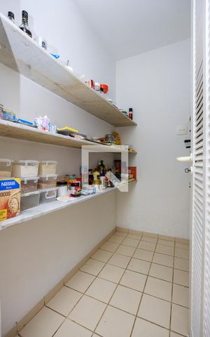 Casa à venda com 394m², 4 quartos e 4 vagas Casa à venda com 394m², 4 quartos e 4 vagasDespensa