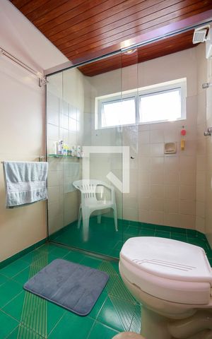 Casa à venda com 394m², 4 quartos e 4 vagas Casa à venda com 394m², 4 quartos e 4 vagasSuíte 3 - Banheiro